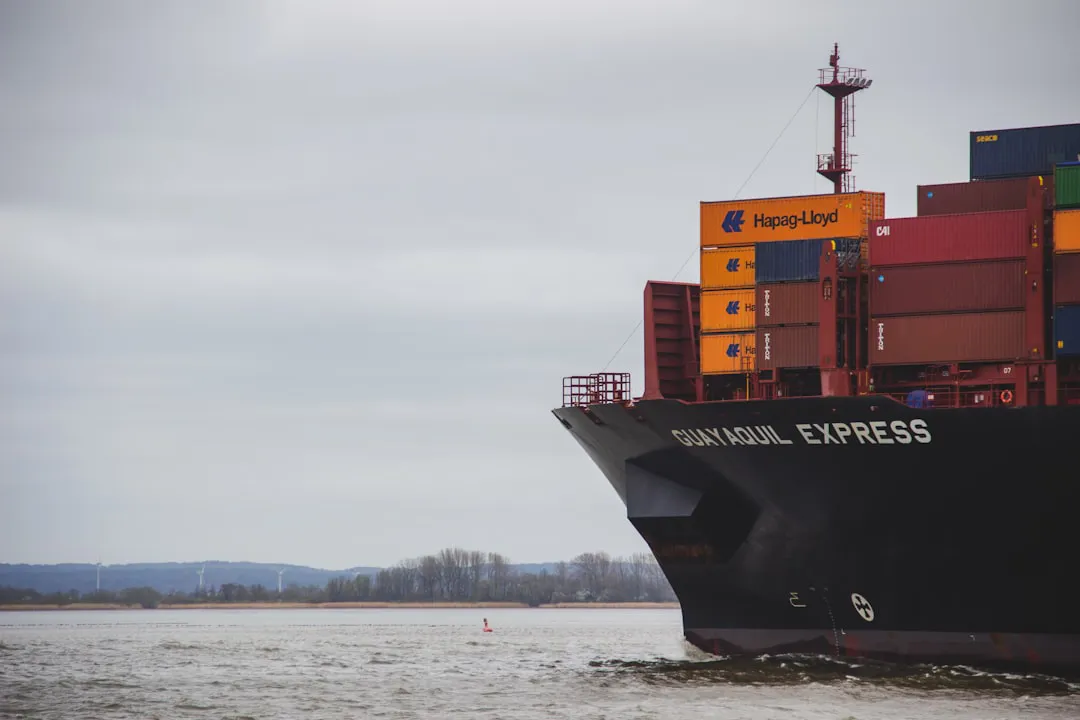 Контейнеровозы не уходят из Красного моря: 54 прохода Баб-эль-Мандеба за неделю