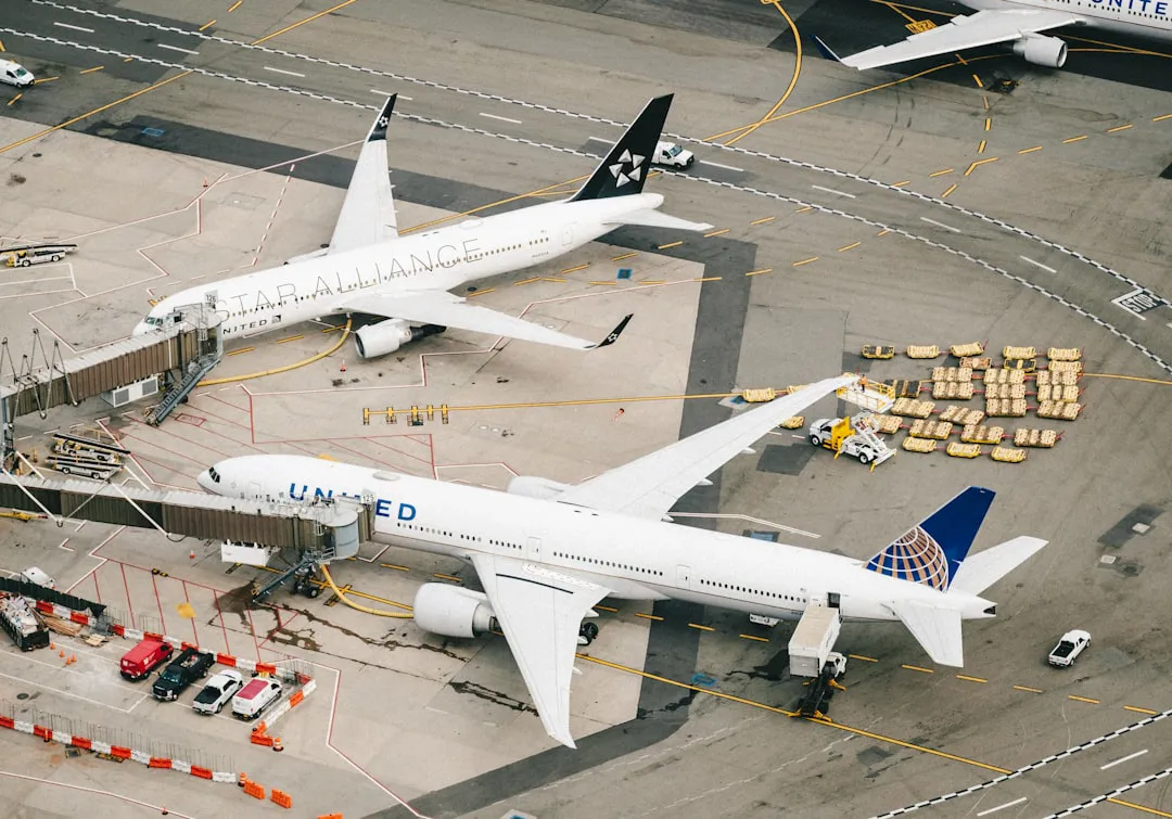 Cathay Cargo выросла на 9%: серверы для ИИ везут самолётами, пока e-commerce буксует