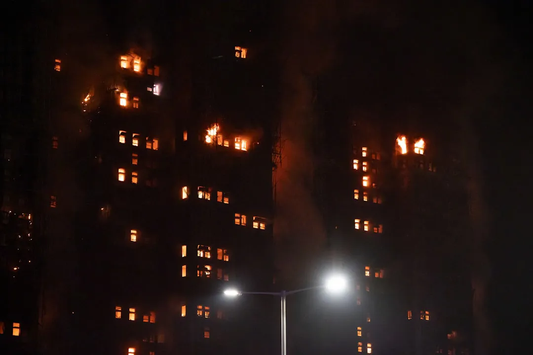 Пожар на складе в Пушкинском районе Петербурга охватил 82 тысячи квадратных метров