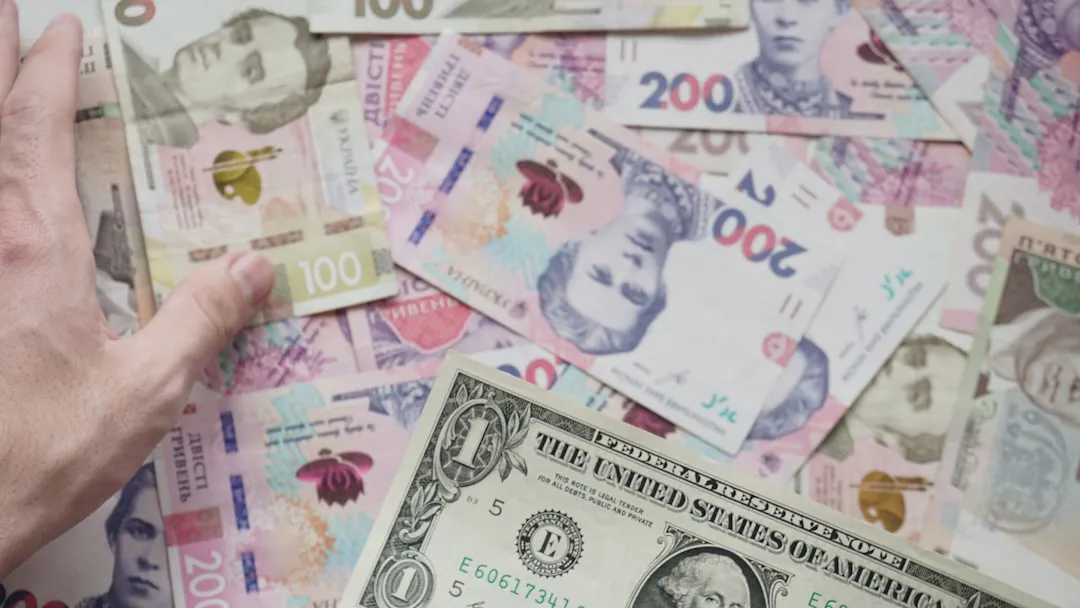 Доллар подорожал на 22% за лето: почему рубль слабеет и чего ждать осенью